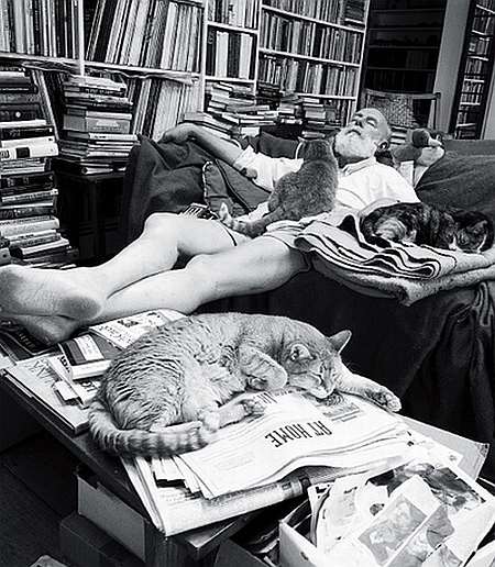 Edward Gorey in seinem Arbeitszimmer